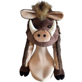 Braune Mütze in Form eines Wildschweines freigestellt vor weißem Hintergrund von Vorne.