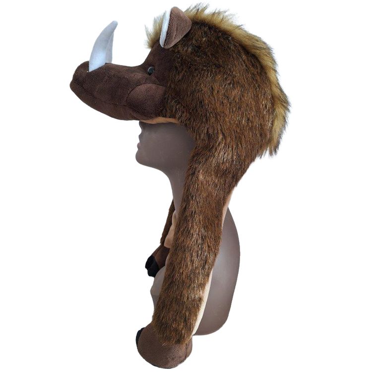 Braune Mütze in Form eines Wildschweines freigestellt vor weißem Hintergrund von Vorne.
