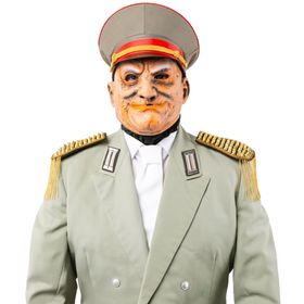 Mann mit Maske und Uniform mit einem Offiziers-Hut mit rotem Band von Vorne