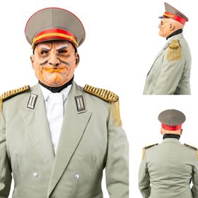 Mann mit Maske und Uniform mit einem Offiziers-Hut mit rotem Band von Vorne