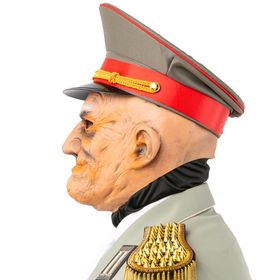 Mann mit Maske und Uniform mit einem Offiziers-Hut mit rotem Band von Vorne.