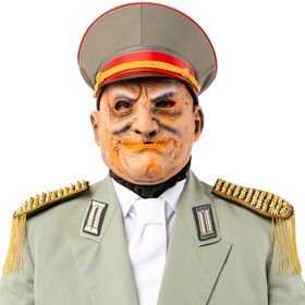 Mann mit Maske und Uniform mit einem Offiziers-Hut mit rotem Band von Vorne.