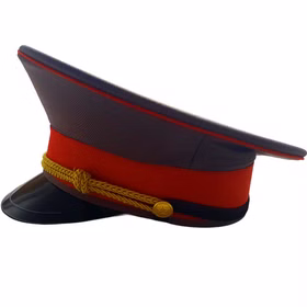 Offiziers-Hut Staatsüberwacher Nostalgie Hut mit rotem Band für Erwachsene Kostüm-Zubehör Kopfbedeckung Fasching Karneval Mottoparty Offiziers-Hut mir rotem Band von der Seite vor weißem Hintergrund.