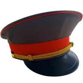 Mann mit Maske und Uniform mit einem Offiziers-Hut mit rotem Band von Vorne.