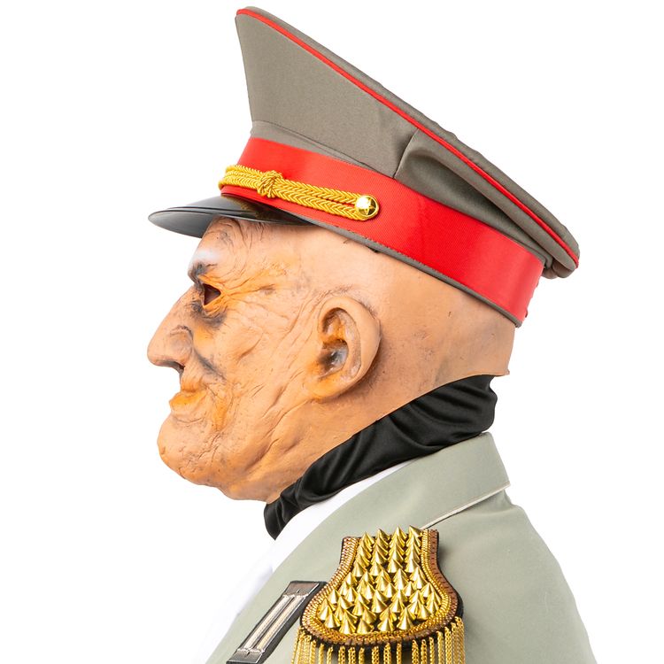 Mann mit Maske und Uniform mit einem Offiziers-Hut mit rotem Band von Vorne.