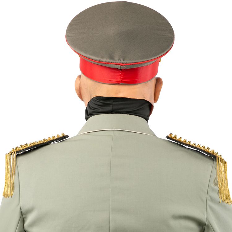 Mann mit Maske und Uniform mit einem Offiziers-Hut mit rotem Band von Vorne.