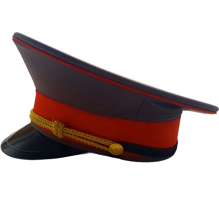 Mann mit Maske und Uniform mit einem Offiziers-Hut mit rotem Band von Vorne.