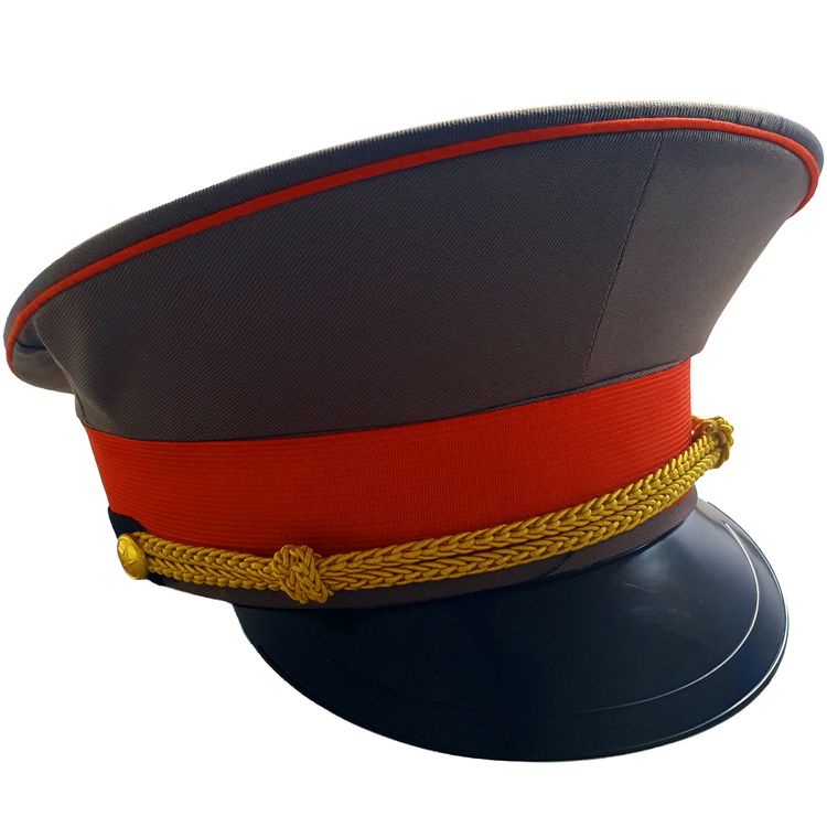 Mann mit Maske und Uniform mit einem Offiziers-Hut mit rotem Band von Vorne.