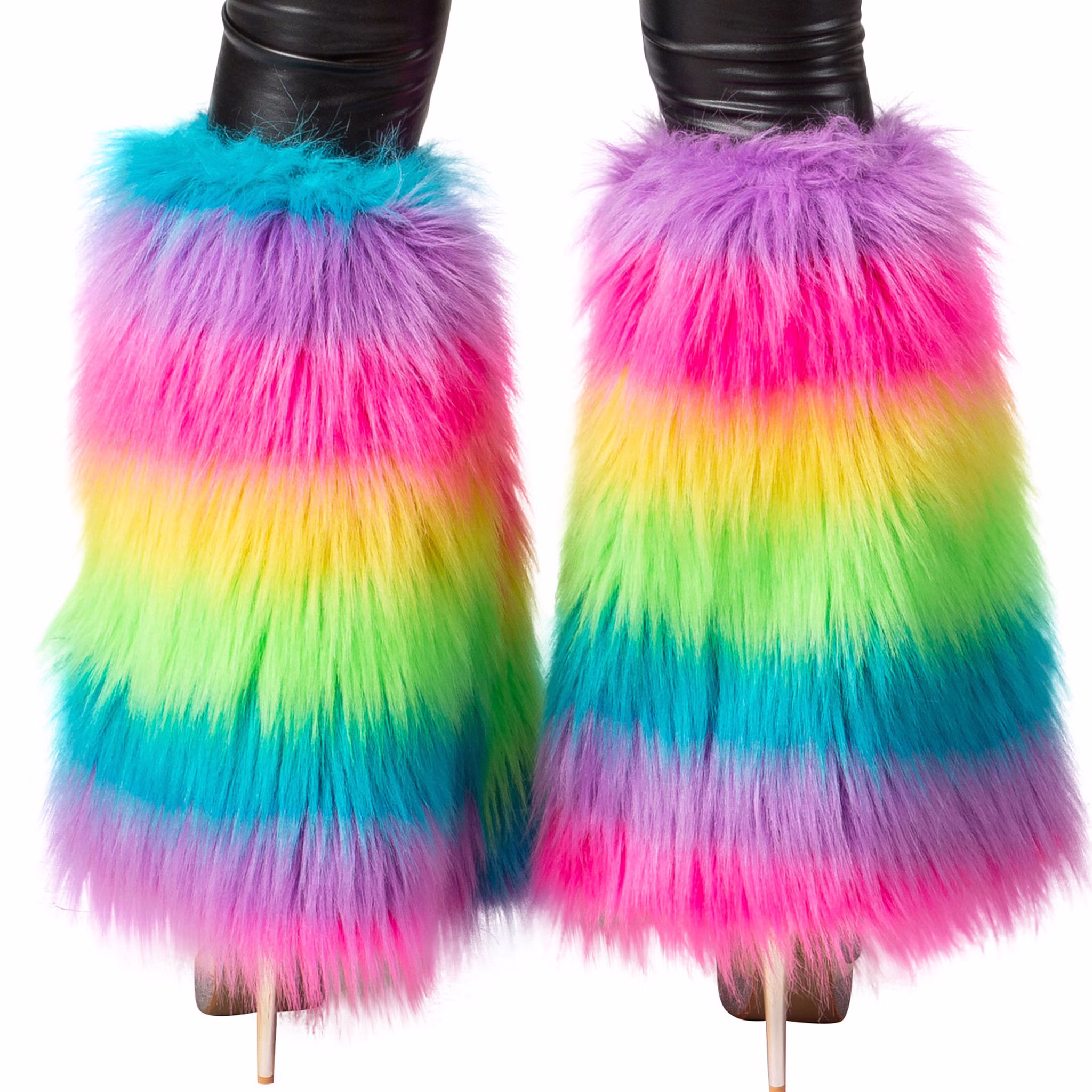 Bunte Plüsch-Stulpen mit langem Flor Multicolor für Damen Kostüm-Zubehör CSD 80er 90er Mottoparty Fasching Karneval Rückansicht bunter Plüsch-Stulpen mit langem Regenbogenflor, getragen über schwarzen Leggings und silbernen Plateau-Schuhen von hinten.