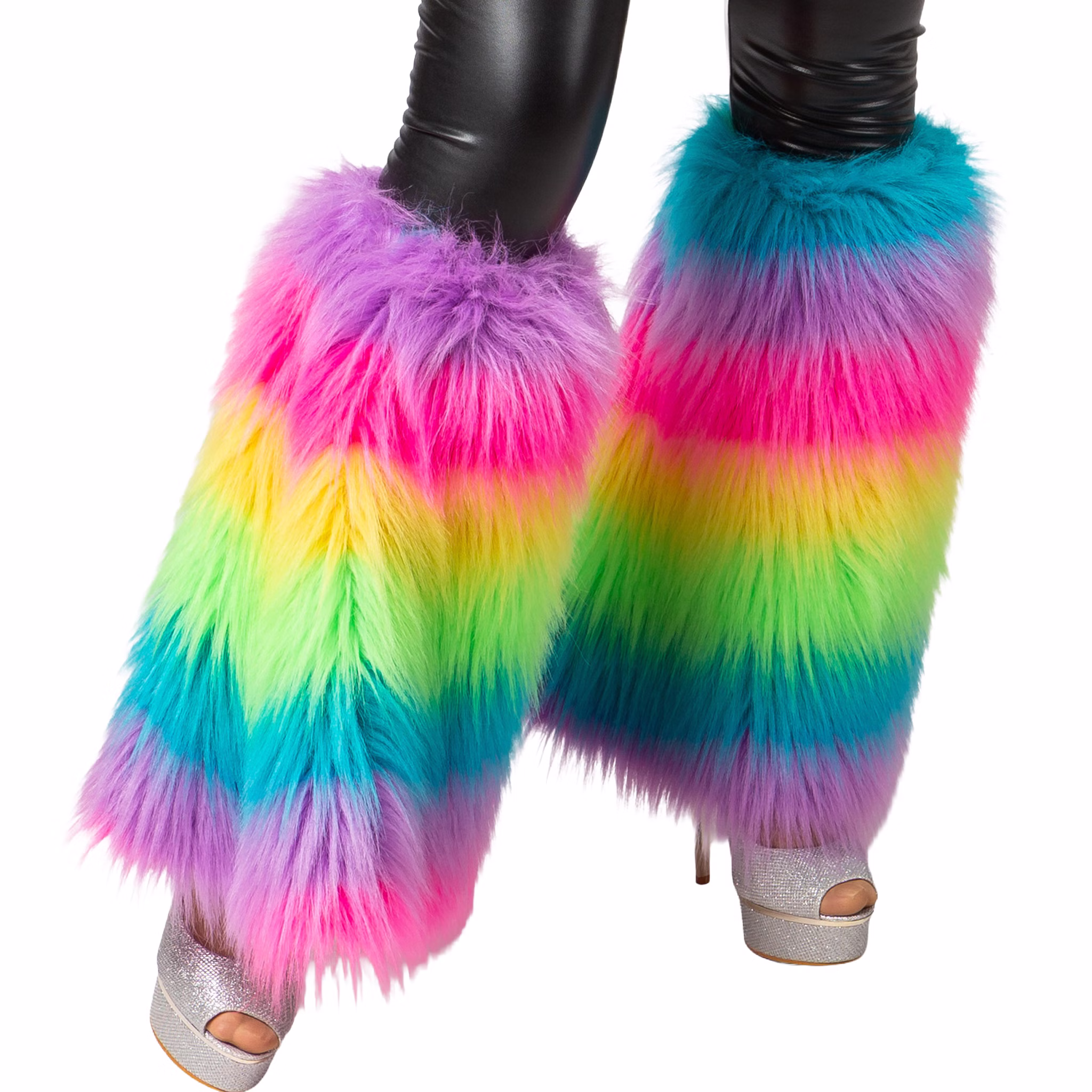Bunte Plüsch-Stulpen mit langem Flor Multicolor für Damen Kostüm-Zubehör CSD 80er 90er Mottoparty Fasching Karneval Ein Paar bunte Plüsch-Stulpen in Regenbogenfarben, getragen über schwarzen Leggings und offenen Plateau-Schuhen. Der lange Flor der Stulpen reicht bis über die Knöchel.