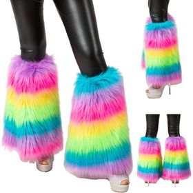 Ein Paar bunte Plüsch-Stulpen in Regenbogenfarben, getragen über schwarzen Leggings und offenen Plateau-Schuhen. Der lange Flor der Stulpen reicht bis über die Knöchel.