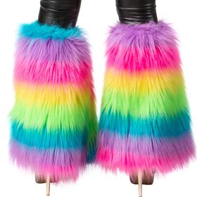 Ein Paar bunte Plüsch-Stulpen in Regenbogenfarben, getragen über schwarzen Leggings und offenen Plateau-Schuhen. Der lange Flor der Stulpen reicht bis über die Knöchel.