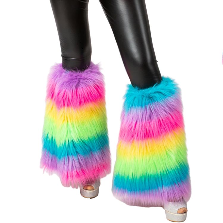 Bunte Plüsch-Stulpen mit langem Flor Multicolor für Damen Ein Paar bunte Plüsch-Stulpen in Regenbogenfarben, getragen über schwarzen Leggings und offenen Plateau-Schuhen. Der lange Flor der Stulpen reicht bis über die Knöchel.