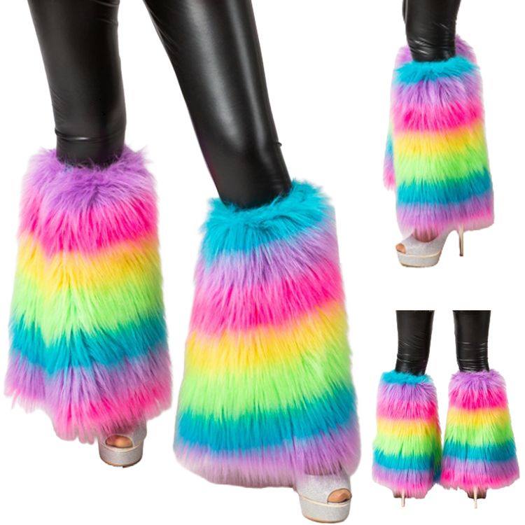 Bunte Plüsch-Stulpen mit langem Flor Multicolor für Damen Ein Paar bunte Plüsch-Stulpen in Regenbogenfarben, getragen über schwarzen Leggings und offenen Plateau-Schuhen. Der lange Flor der Stulpen reicht bis über die Knöchel.