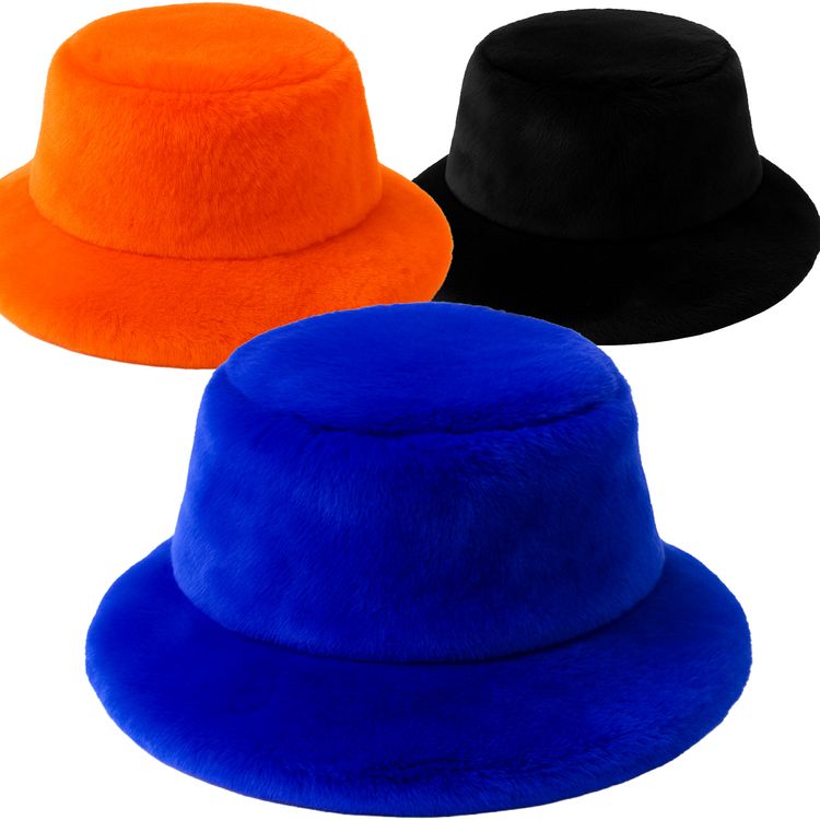 Fischermütze Blau Plüsch-Hut für Erwachsene Blaue Fischermütze aus weichem Plüsch, liegend vor weißem Hintergrund. Die Mütze hat eine runde, flauschige Form und einen breiten unteren Rand.