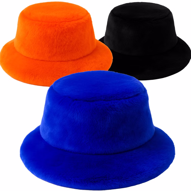 Fischermütze Schwarz Plüsch-Hut für Erwachsene Kostüm-Zubehör 80er 90er Mottoparty Fischerhut Plüschmütze Fasching Karneval Accessoire Drei flauschige Plüsch-Fischermützen in den Farben Blau, Orange und Schwarz liegen nebeneinander vor weißem Hintergrund.