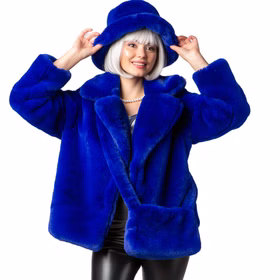 Plüschtasche Blau mit Reißverschluss Hippie Handtasche für Damen Kostüm-Zubehör 80er 90er Accessoire Fasching Karneval Mottoparty Hippie-Tasche Kunstfell Frau trägt blaue Plüschtasche mit passender Jacke und Hut aus Kunstfell