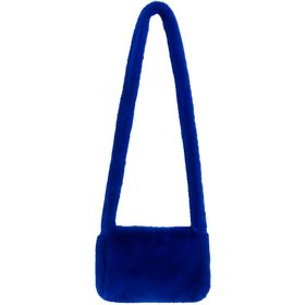 Blaue Plüschtasche aus weichem Plüsch mit langem Schulterriemen vor weißem Hintergrund