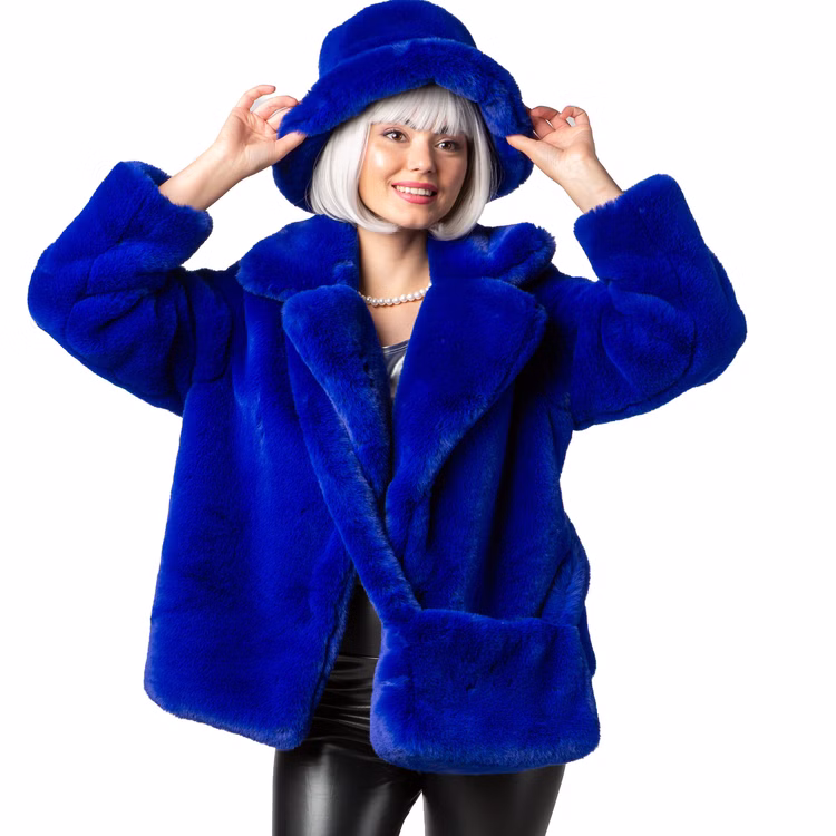 Plüschtasche Blau mit Reißverschluss Hippie Handtasche für Damen Kostüm-Zubehör 80er 90er Accessoire Fasching Karneval Mottoparty Hippie-Tasche Kunstfell Frau trägt blaue Plüschtasche mit passender Jacke und Hut aus Kunstfell