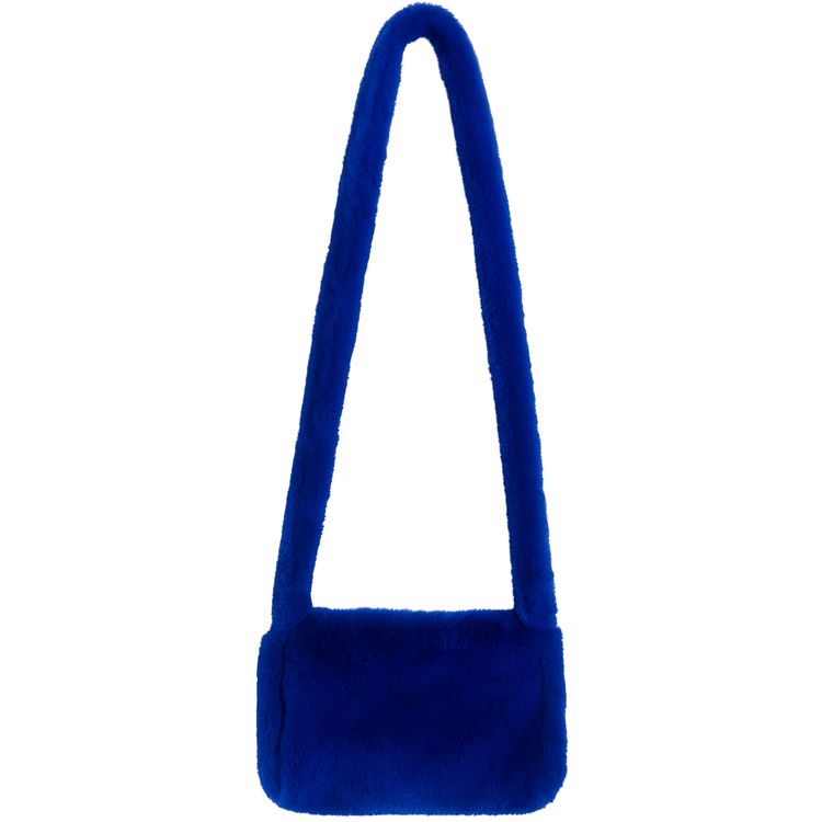 Plüschtasche Blau mit Reißverschluss Hippie Handtasche für Damen Blaue Plüschtasche aus weichem Plüsch mit langem Schulterriemen vor weißem Hintergrund