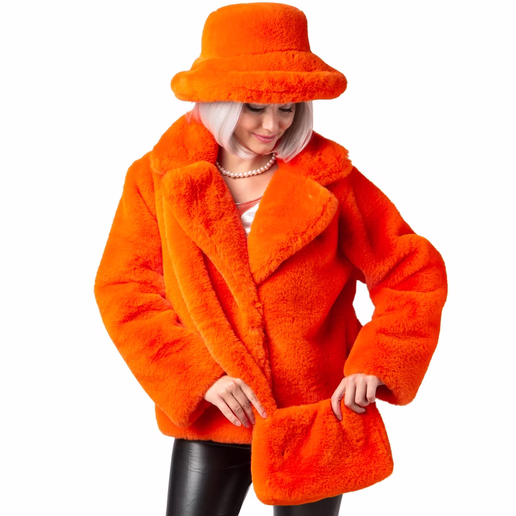 Plüschtasche Orange mit Reißverschluss Hippie Handtasche für Damen Kostüm-Zubehör 80er 90er Accessoire Fasching Karneval Mottoparty Hippie-Tasche Kunstfell Frau trägt orange Plüschjacke mit passender Tasche und Hut – ideales Retro-Outfit für Mottopartys.