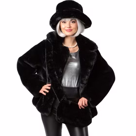 Frau trägt schwarze Plüschjacke mit passender Tasche und Hut – eleganter Retro-Look für Kostüme und Alltag.