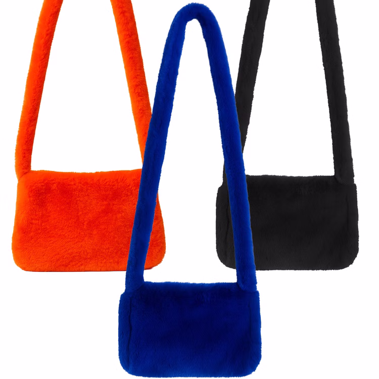 Plüschtasche Schwarz mit Reißverschluss Hippie Handtasche für Damen Kostüm-Zubehör 80er 90er Accessoire Fasching Karneval Mottoparty Hippie-Tasche Kunstfell Drei flauschige Plüschtaschen in den Farben Schwarz, Blau und Orange nebeneinander vor weißem Hintergrund.