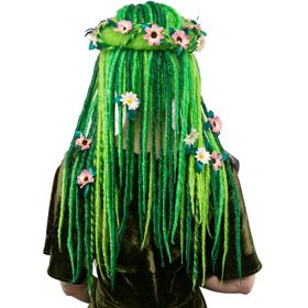 Frontansicht einer Waldfee-Perücke in Grün mit langen, gefilzten Strähnen und einem floralen Blumenkranz aus rosa und weißen Blüten.