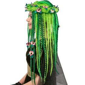 Frontansicht einer Waldfee-Perücke in Grün mit langen, gefilzten Strähnen und einem floralen Blumenkranz aus rosa und weißen Blüten.