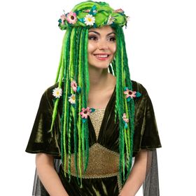 Frontansicht einer Waldfee-Perücke in Grün mit langen, gefilzten Strähnen und einem floralen Blumenkranz aus rosa und weißen Blüten.