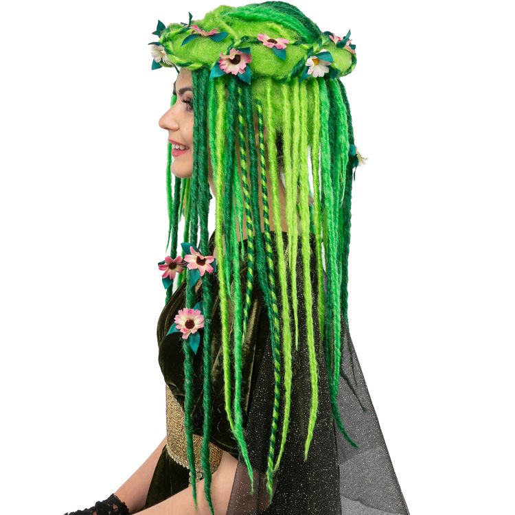 Frontansicht einer Waldfee-Perücke in Grün mit langen, gefilzten Strähnen und einem floralen Blumenkranz aus rosa und weißen Blüten.