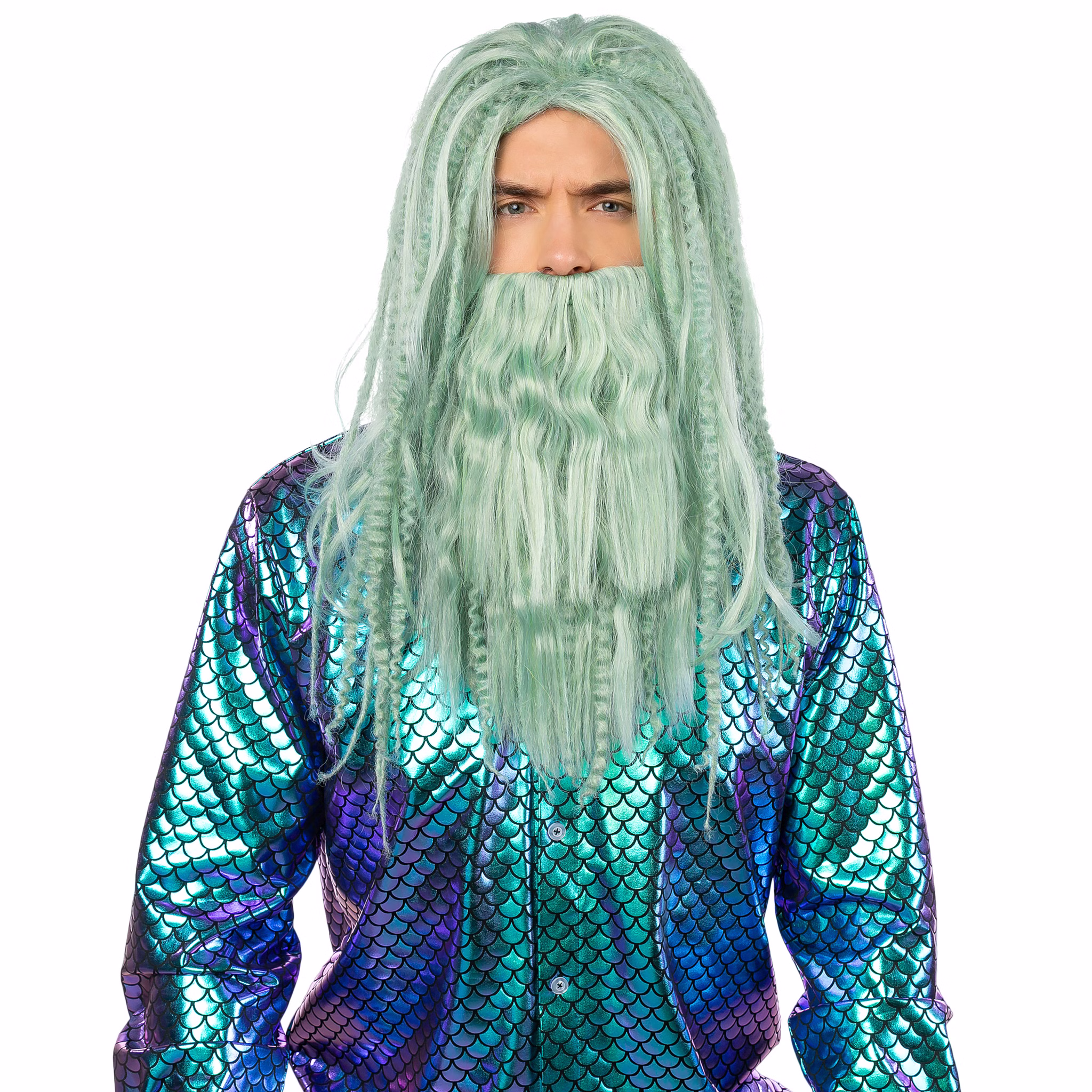 Frontansicht eines Mannes mit langer wassergrüner Neptun-Perücke und langem gewellten Bart, kombiniert mit einem blau-violetten Schuppenhemd.