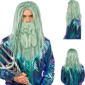 Mann mit aquagrüner Neptun-Perücke und Bart, in dynamischer Pose mit ausgestrecktem Arm, trägt ein metallisch schimmerndes Schuppenhemd und hält einen goldenen Dreizack.