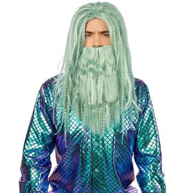 Mann mit aquagrüner Neptun-Perücke und Bart, in dynamischer Pose mit ausgestrecktem Arm, trägt ein metallisch schimmerndes Schuppenhemd und hält einen goldenen Dreizack.