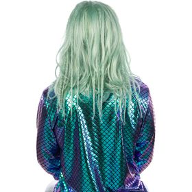 Mann mit aquagrüner Neptun-Perücke und Bart, in dynamischer Pose mit ausgestrecktem Arm, trägt ein metallisch schimmerndes Schuppenhemd und hält einen goldenen Dreizack.