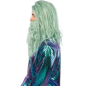 Mann mit aquagrüner Neptun-Perücke und Bart, in dynamischer Pose mit ausgestrecktem Arm, trägt ein metallisch schimmerndes Schuppenhemd und hält einen goldenen Dreizack.