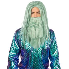 Mann mit aquagrüner Neptun-Perücke und Bart, in dynamischer Pose mit ausgestrecktem Arm, trägt ein metallisch schimmerndes Schuppenhemd und hält einen goldenen Dreizack.