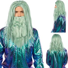 Mann mit aquagrüner Neptun-Perücke und Bart, in dynamischer Pose mit ausgestrecktem Arm, trägt ein metallisch schimmerndes Schuppenhemd und hält einen goldenen Dreizack.