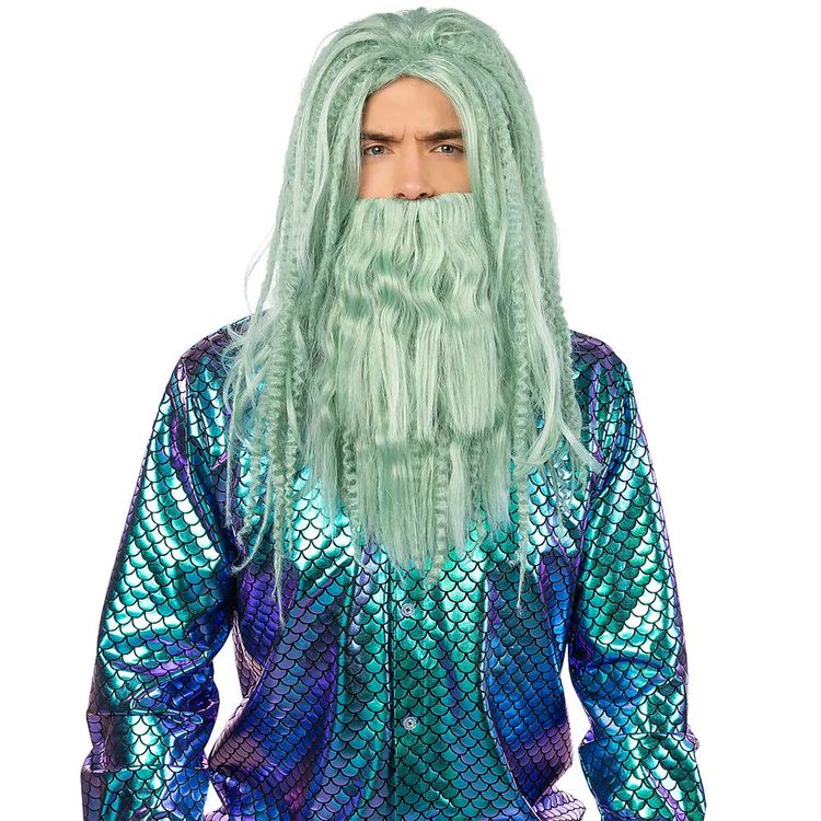 Neptun Perücke & Wassermann Bart Wassergrün für Herren Mann mit aquagrüner Neptun-Perücke und Bart, in dynamischer Pose mit ausgestrecktem Arm, trägt ein metallisch schimmerndes Schuppenhemd und hält einen goldenen Dreizack.