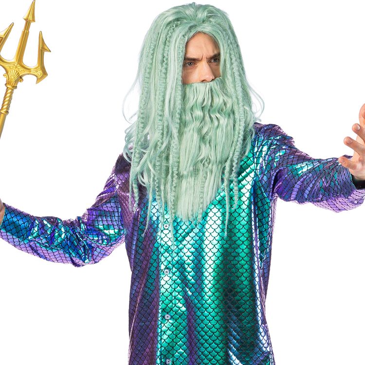 Neptun Perücke & Wassermann Bart Wassergrün für Herren Mann mit aquagrüner Neptun-Perücke und Bart, in dynamischer Pose mit ausgestrecktem Arm, trägt ein metallisch schimmerndes Schuppenhemd und hält einen goldenen Dreizack.