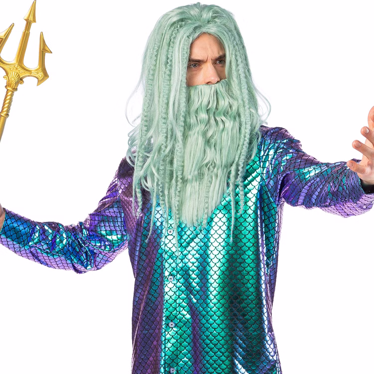 Neptun Perücke & Wassermann Bart Wassergrün für Herren Kostüm-Zubehör Meeresgott Accessoire Perücke mit Bart Fasching Karneval Mottoparty Neptunfest Mann mit aquagrüner Neptun-Perücke und Bart, in dynamischer Pose mit ausgestrecktem Arm, trägt ein metallisch schimmerndes Schuppenhemd und hält einen goldenen Dreizack.