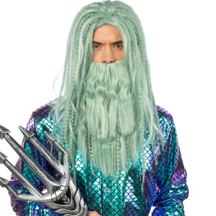 Neptun Perücke & Wassermann Bart Wassergrün für Herren Mann mit aquagrüner Neptun-Perücke und Bart, in dynamischer Pose mit ausgestrecktem Arm, trägt ein metallisch schimmerndes Schuppenhemd und hält einen goldenen Dreizack.