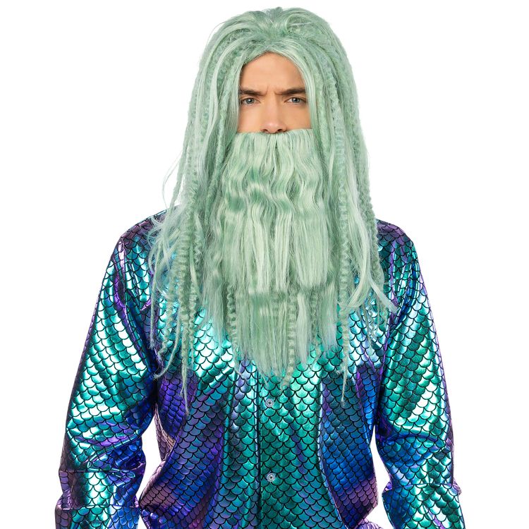 Mann mit aquagrüner Neptun-Perücke und Bart, in dynamischer Pose mit ausgestrecktem Arm, trägt ein metallisch schimmerndes Schuppenhemd und hält einen goldenen Dreizack.