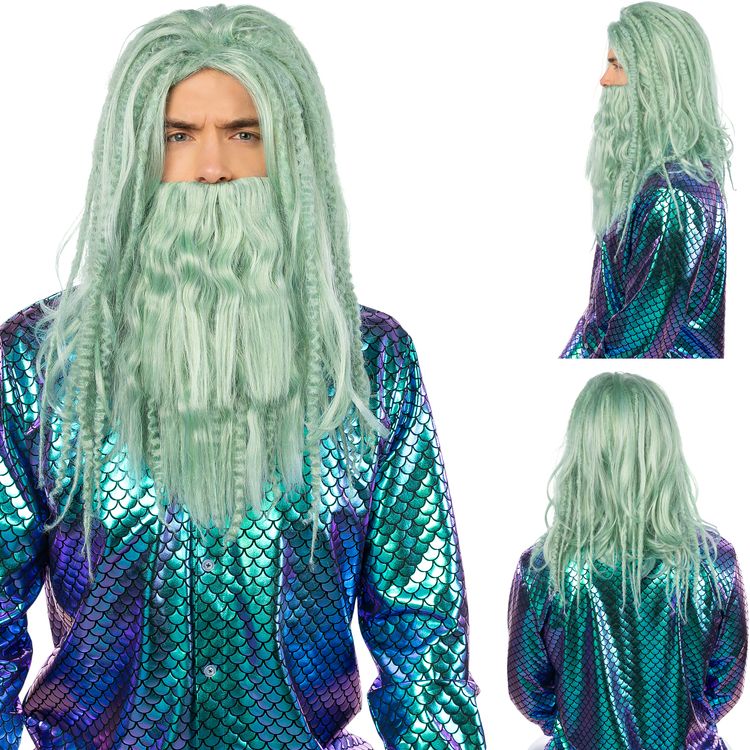 Mann mit aquagrüner Neptun-Perücke und Bart, in dynamischer Pose mit ausgestrecktem Arm, trägt ein metallisch schimmerndes Schuppenhemd und hält einen goldenen Dreizack.