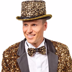 Zylinder Gold mit Pailletten Silvester Party Kostüm-Zubehör für Erwachsene Gatsby-Party 20er Jahre Mottoparty Fasching Karneval Silvesterparty Neujahr Fasching Karneval Ein Mann trägt einen goldenen Pailletten-Zylinder und eine dazu passende, glitzernde Jacke mit Paillettenfliege. Der Hut wird als glamouröses Party- und Kostüm-Accessoire gezeigt.