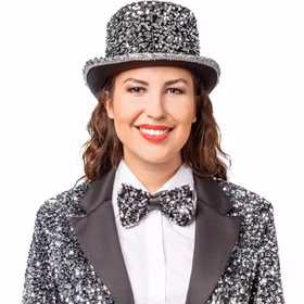 Eine Frau trägt einen silbernen Pailletten-Zylinder und eine passende glitzernde Jacke mit silberner Paillettenfliege. Der Hut wird als festliches Kostümzubehör für Partys und Karneval präsentiert.