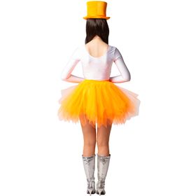 Eine Frau trägt ein neon-orangenes Tutu mit weißem Body, Hut, Boa und silbernen Stiefeln. Der Tüllrock wird als auffälliges Kostümzubehör für Partys und Karneval präsentiert.