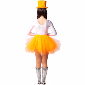 Eine Frau trägt ein neon-orangenes Tutu, kombiniert mit weißen Oberteil, Netzstrumpfhose und silbernen Stiefeln. Das Bild zeigt das Kostümzubehör von hinten.