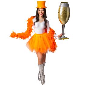 Eine Frau trägt ein neon-orangenes Tutu mit weißem Body, Hut, Boa und silbernen Stiefeln. Der Tüllrock wird als auffälliges Kostümzubehör für Partys und Karneval präsentiert.