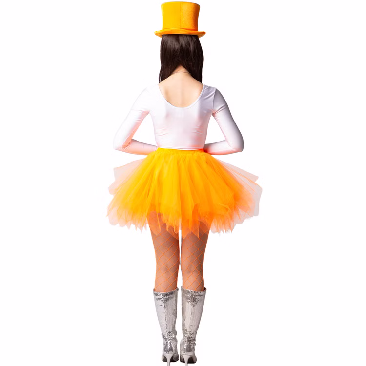 Aperitiv Tutu Neon-Orange Kostüm-Zubehör für Damen Gr. S-XL Basic Fasching Karneval Mottoparty Gruppenkostüm JGA Junggesellinnenabschiede Tanzgruppen & Showauftritte Eine Frau trägt ein neon-orangenes Tutu, kombiniert mit weißen Oberteil, Netzstrumpfhose und silbernen Stiefeln. Das Bild zeigt das Kostümzubehör von hinten.